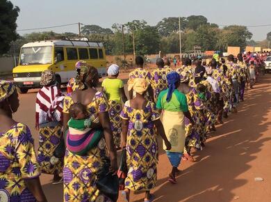 La marche à travers la ville d’Orodara. Photo : DenisPeterschmitt