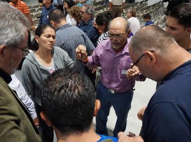 <p>Praying together at the Renewal 2027 event in Costa Rica in 2019. Photo: Ebenezer Mondez.</p>