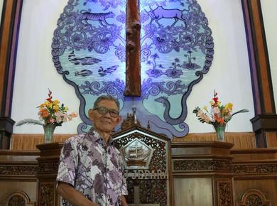 Harjo Suyitno “cosmic Christ” cross Jepara GITJ gunungan style. Photo: Karla Braun.