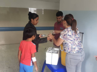 Mennonites in Caracas, Venezuela, distributing food at a hospital. Photo: RMM de Venezuela