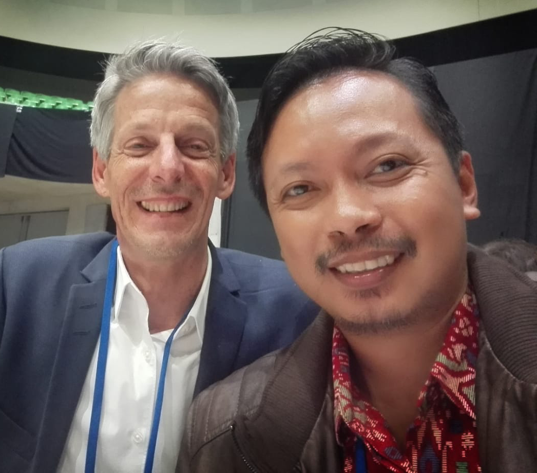 Indonesian pastor Danang Kristiawan who participated in MERK as a guest of the Dutch Mennonites meets Mennonite theologian Fernando Enns. Photo courtesy of Danang Kristiawan.